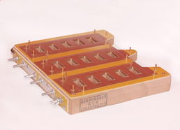 河源吸塑熱壓電木模具價(jià)格、廠家與圖片全解析，附空氣彈簧熱壓平板機(jī)選購指南